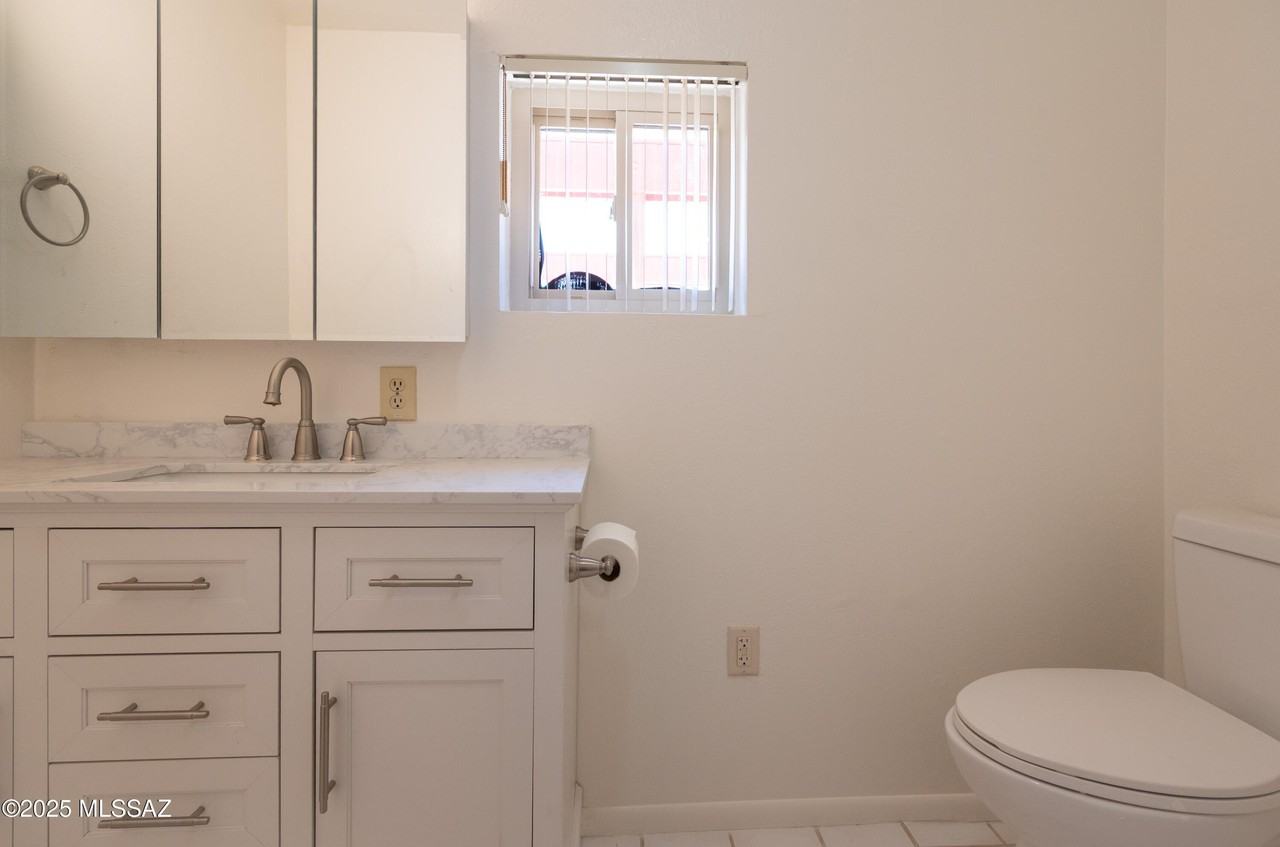 1560 N John Adams St - Photo 5 of 31