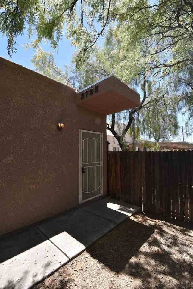 2725 N Dodge Blvd - Photo 2 of 21