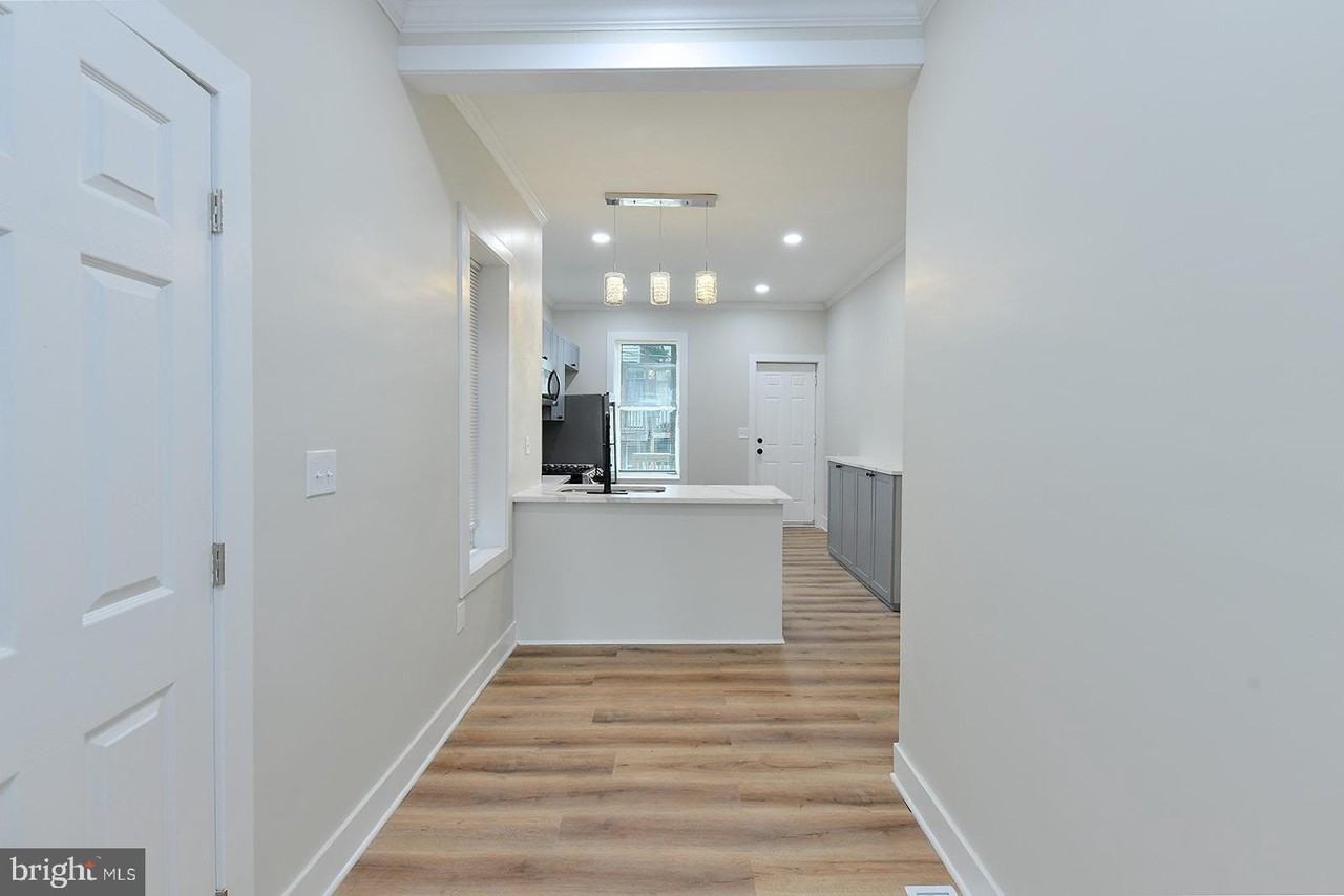 420 E 28th St - Photo 5 of 36