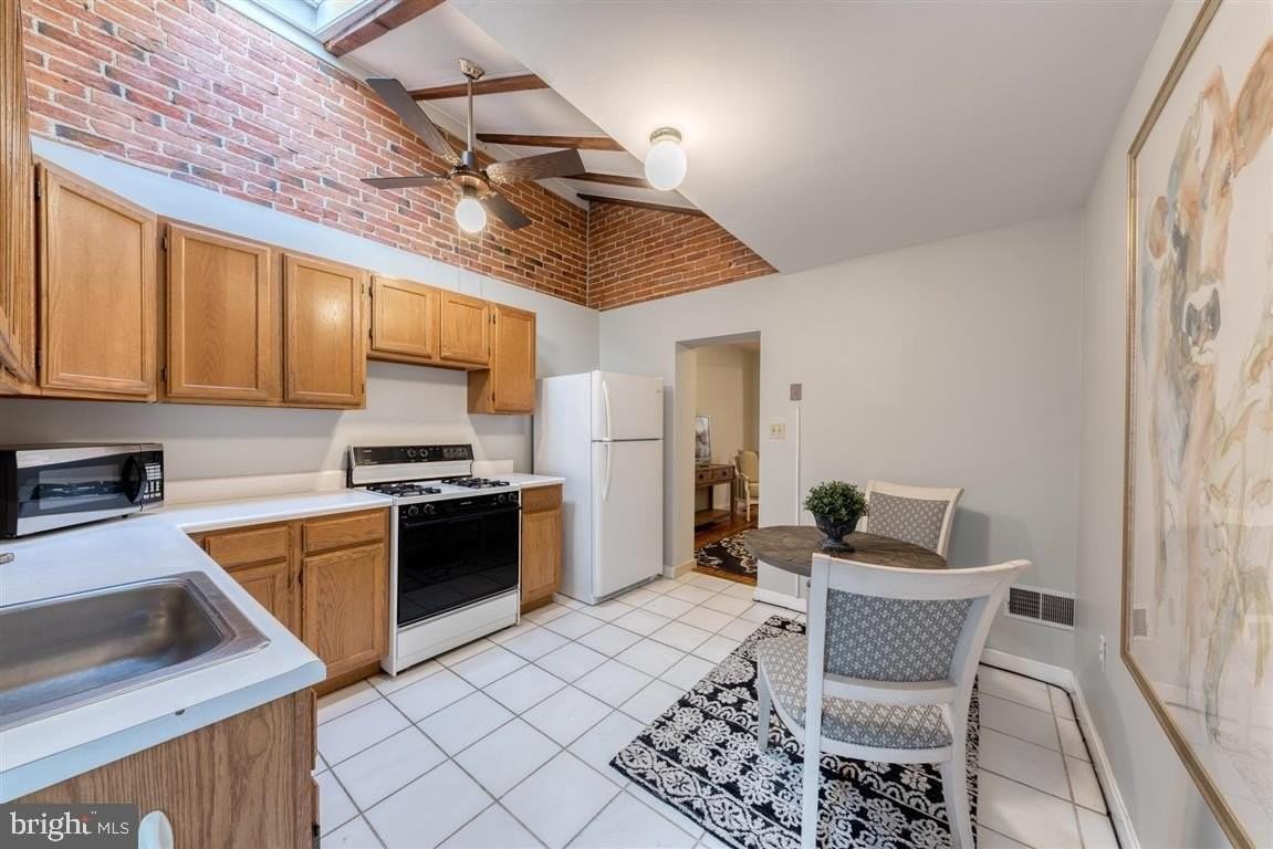 931 S Charles St - Photo 7 of 24
