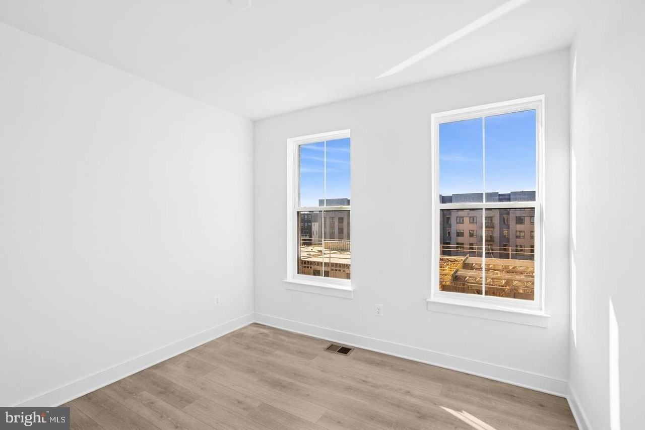 118 Locke St #B - Photo 3 of 31