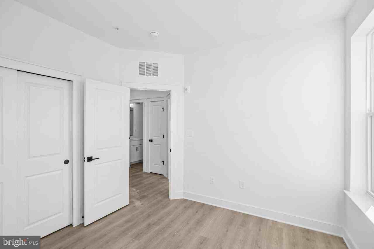 118 Locke St #B - Photo 5 of 31