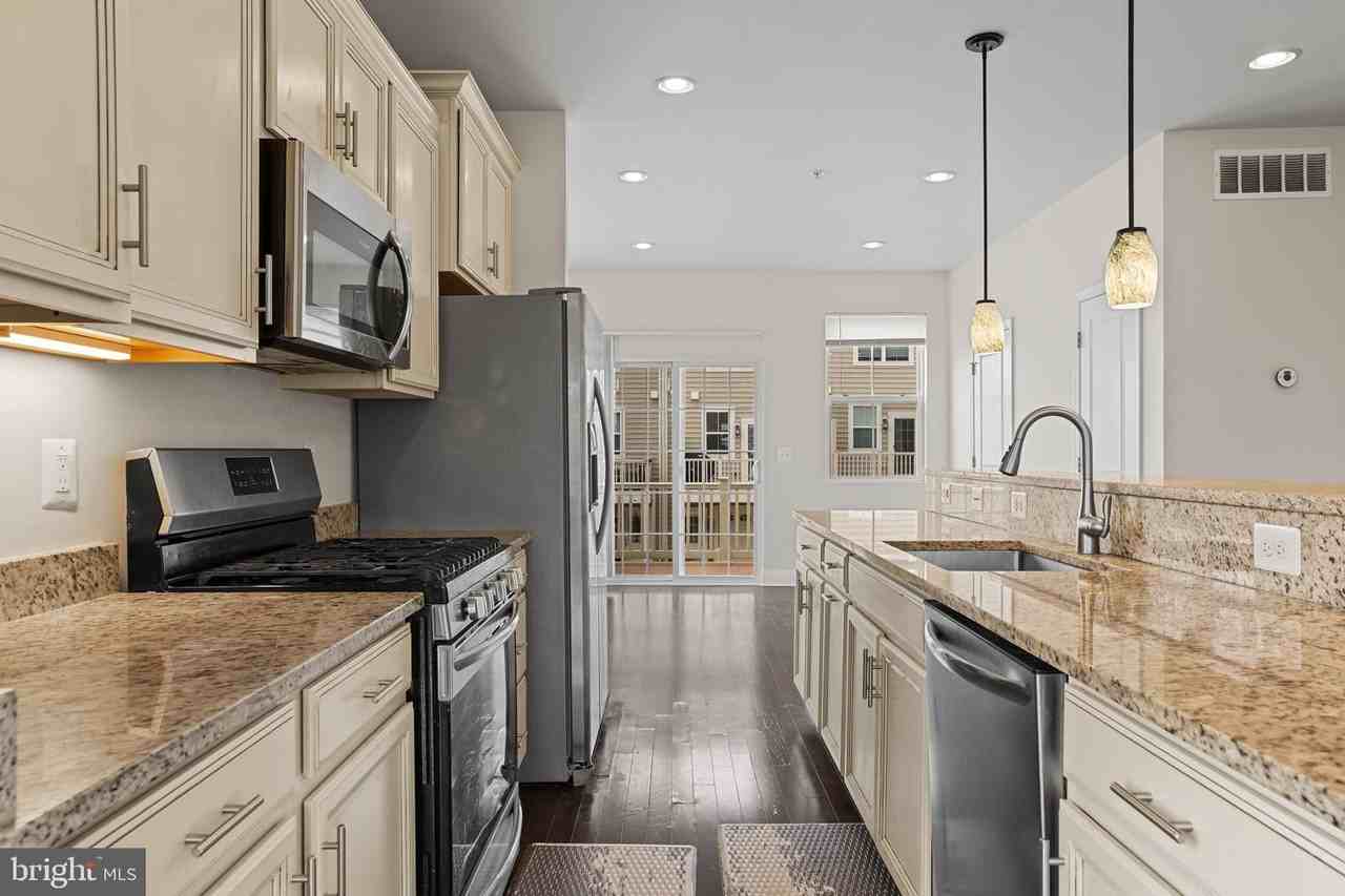 635 E Church St - Photo 3 of 49