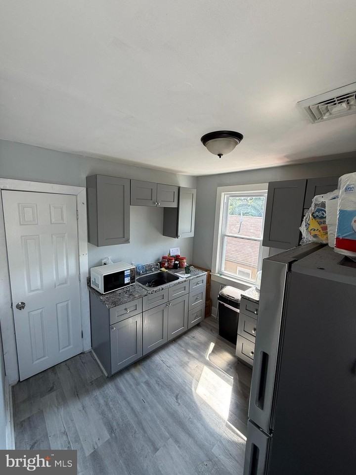 178 N Broadway - Photo 6 of 9