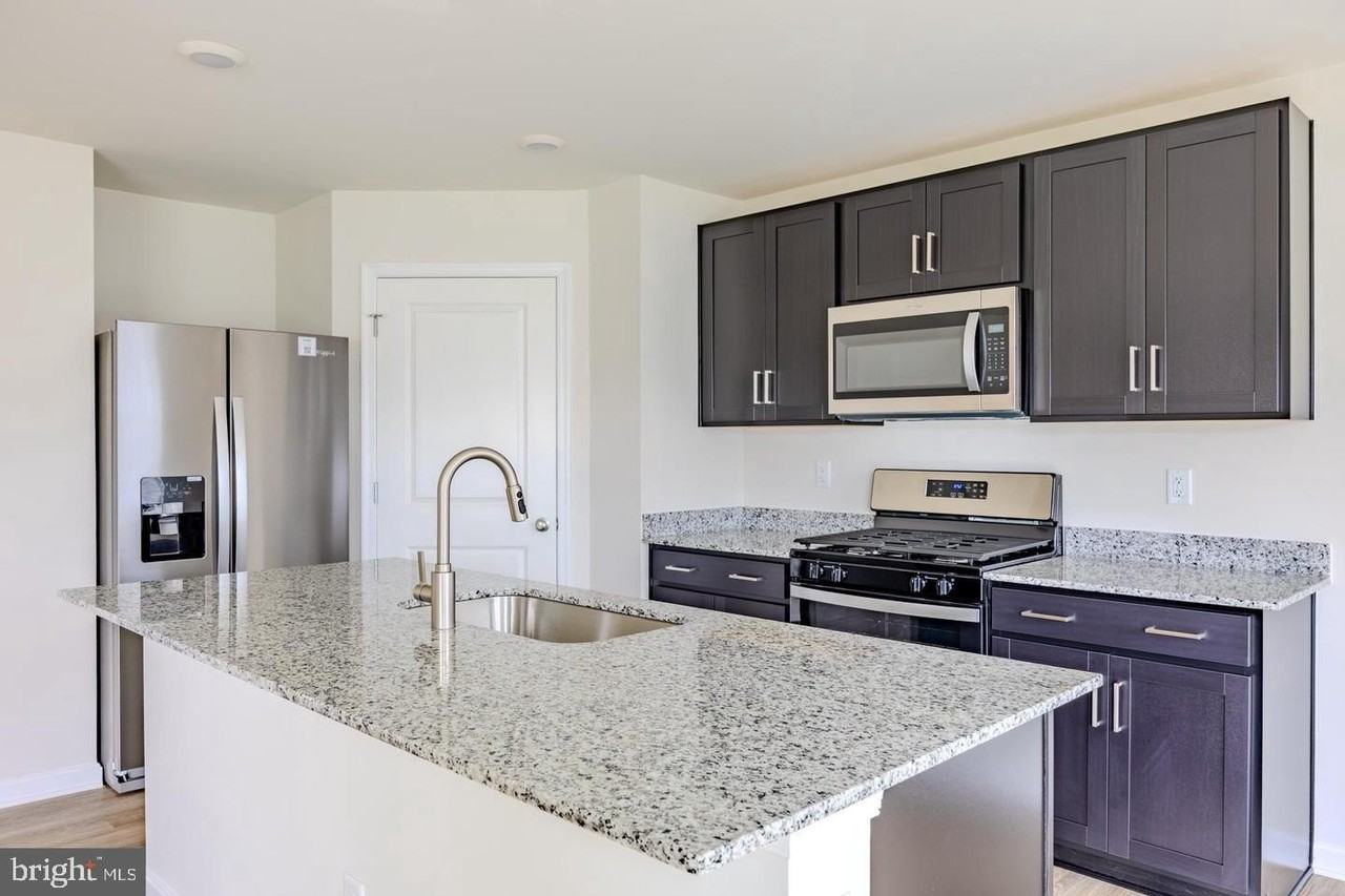 110 Charing Cross Dr - Photo 2 of 33