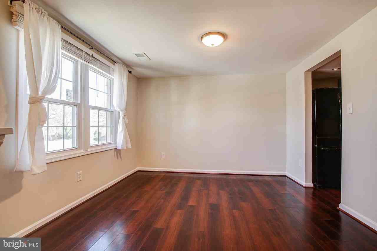 6324 Lightburn Ct - Photo 4 of 32