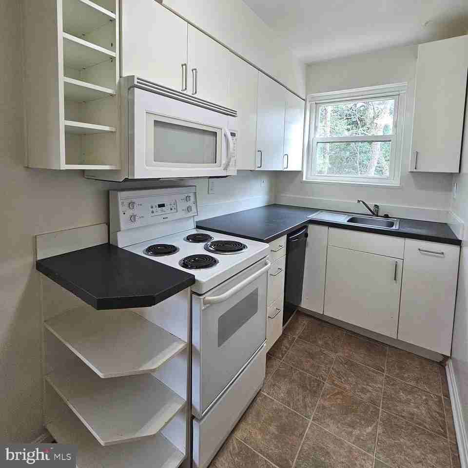 3045 Patrick Henry Dr #301 - Photo 7 of 13
