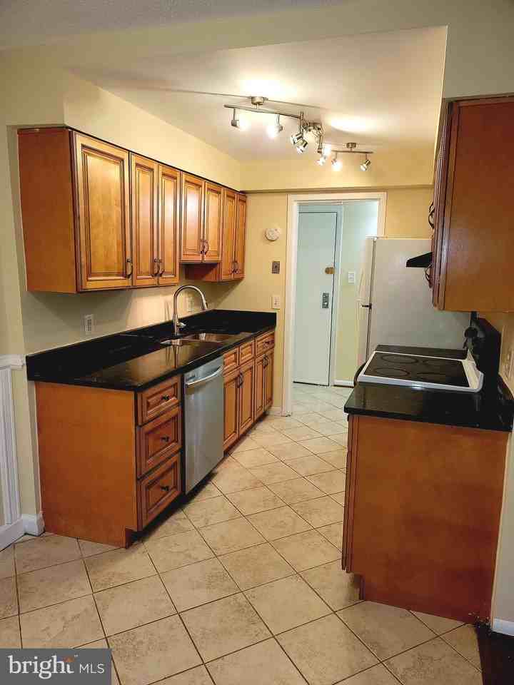 2226 Castle Rock Sq #1B - Photo 2 of 26