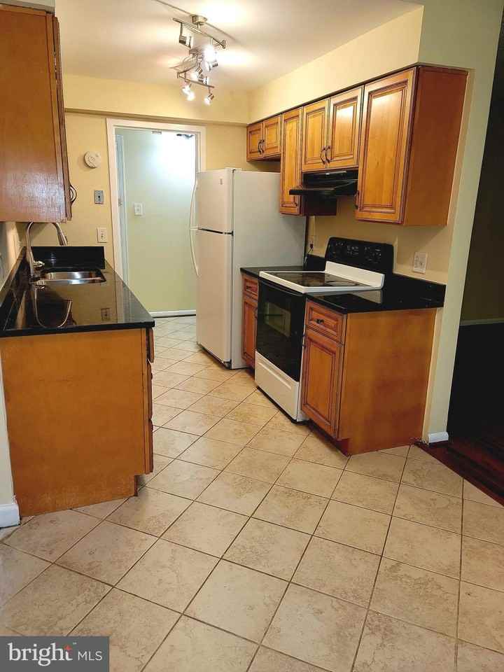 2226 Castle Rock Sq #1B - Photo 3 of 26