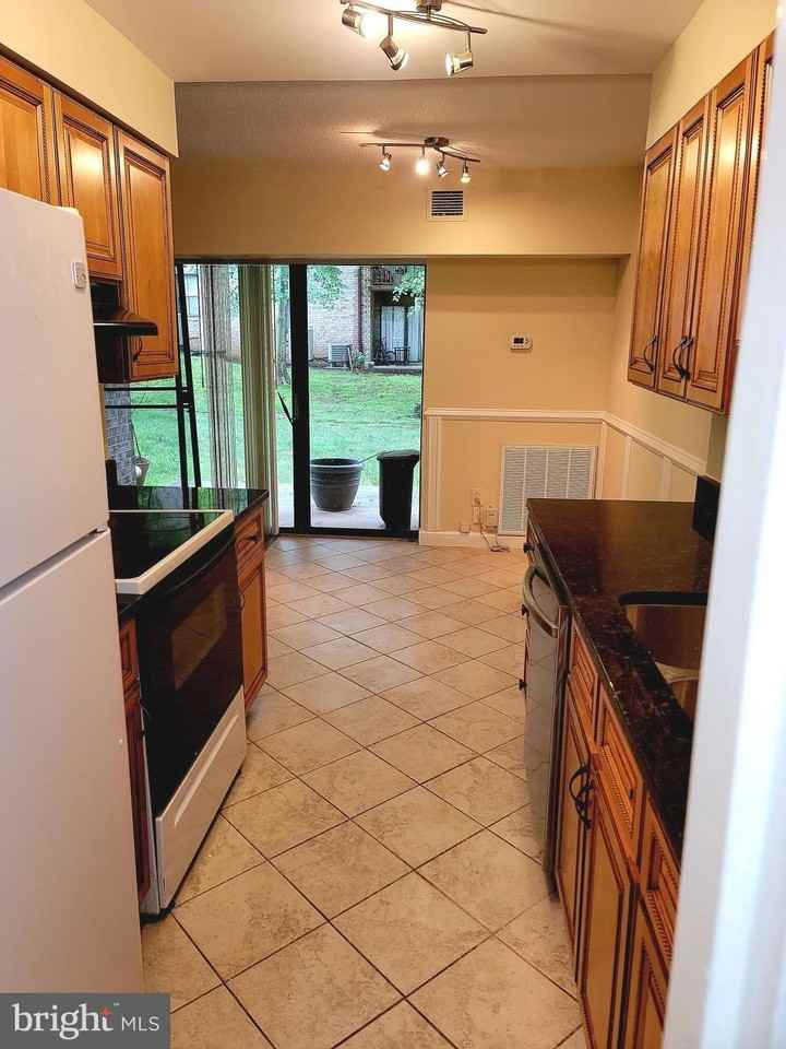 2226 Castle Rock Sq #1B - Photo 4 of 26