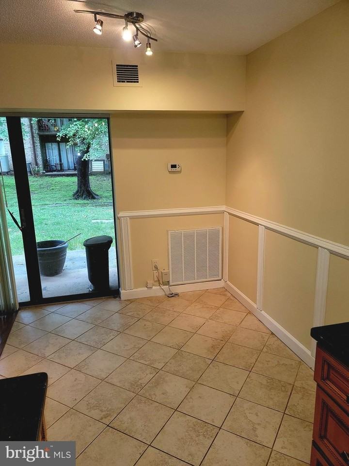 2226 Castle Rock Sq #1B - Photo 5 of 26