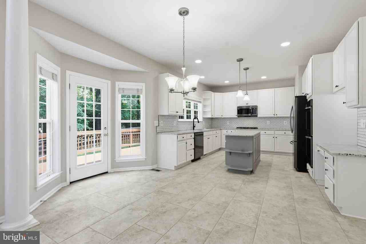 100 Spyglass Ln - Photo 3 of 50