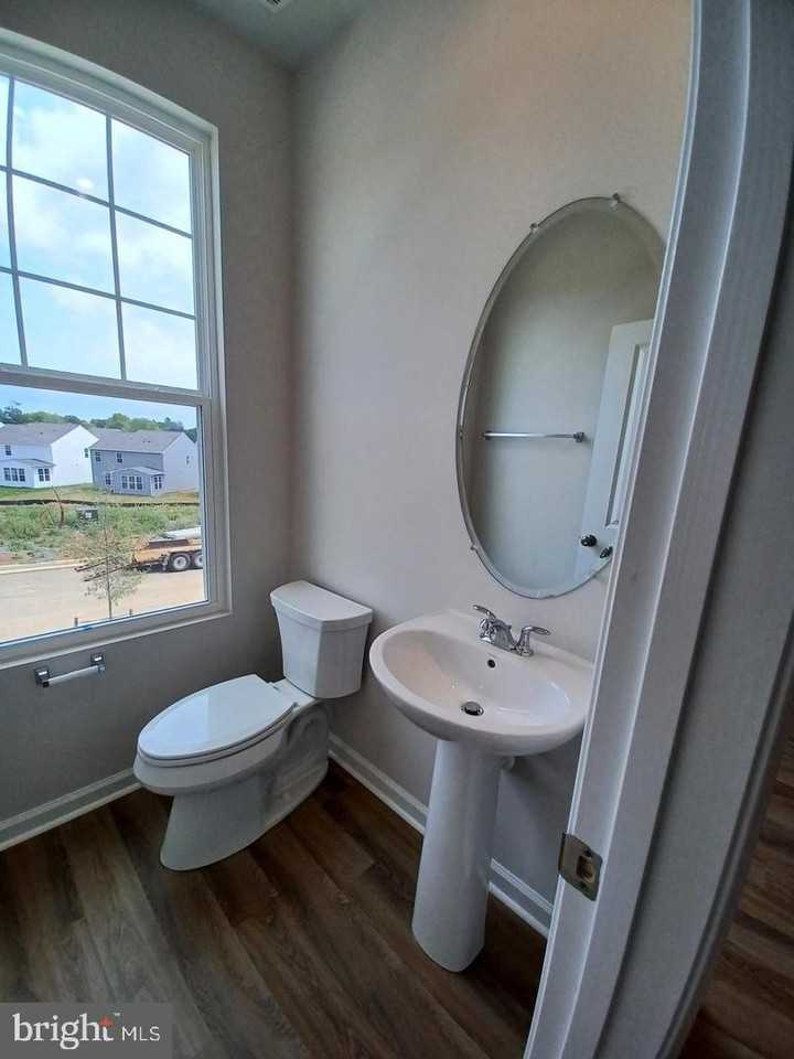 182 Coolidge Ave - Photo 4 of 11