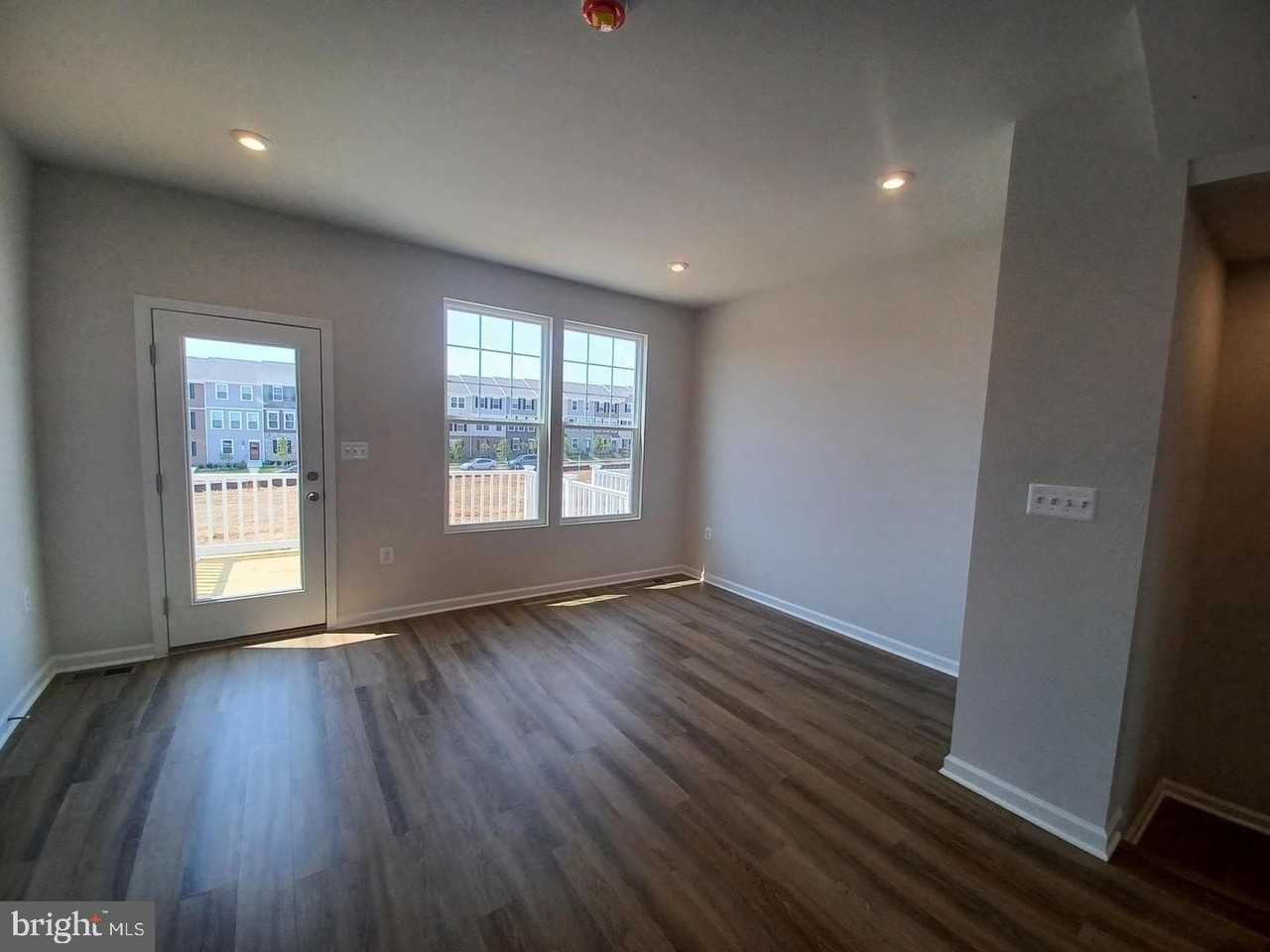 182 Coolidge Ave - Photo 5 of 11