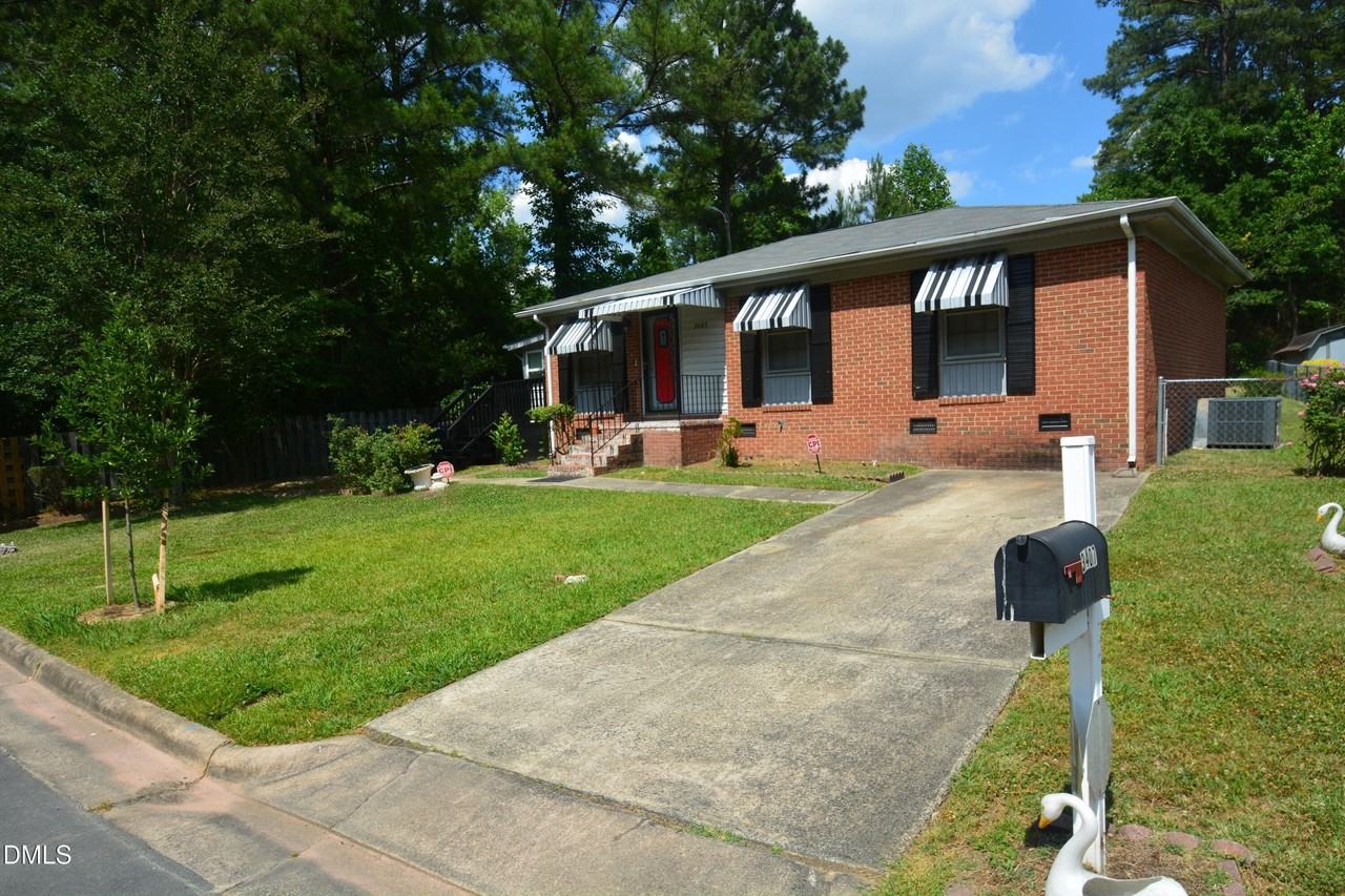 3407 Facade St - Photo 2 of 11