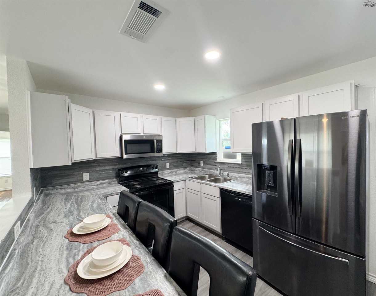 406 2nd St - Photo 3 of 12
