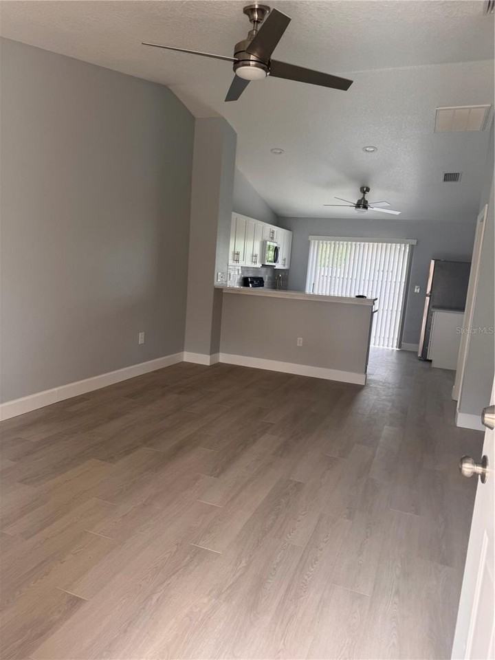 1133 E Rohe St #A - Photo 5 of 16