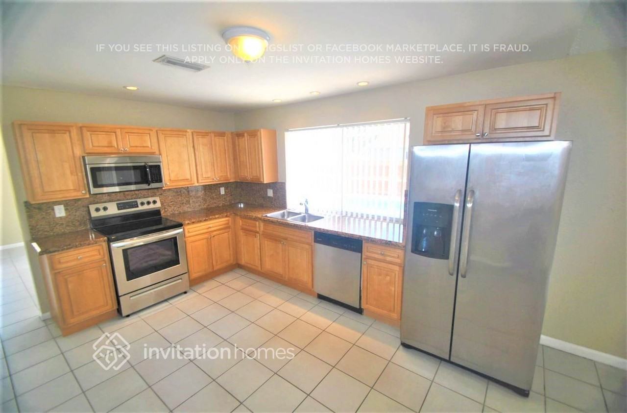 9897 Moss Pond Dr - Photo 3 of 7