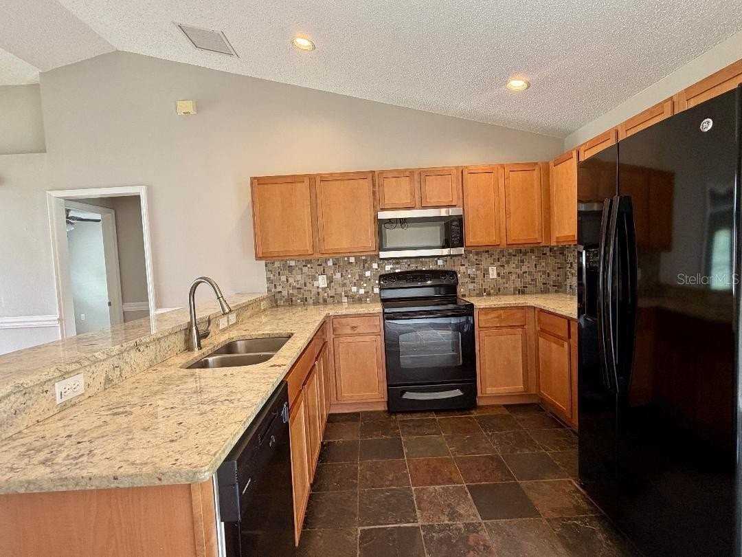 881 Hanford Dr - Photo 3 of 16