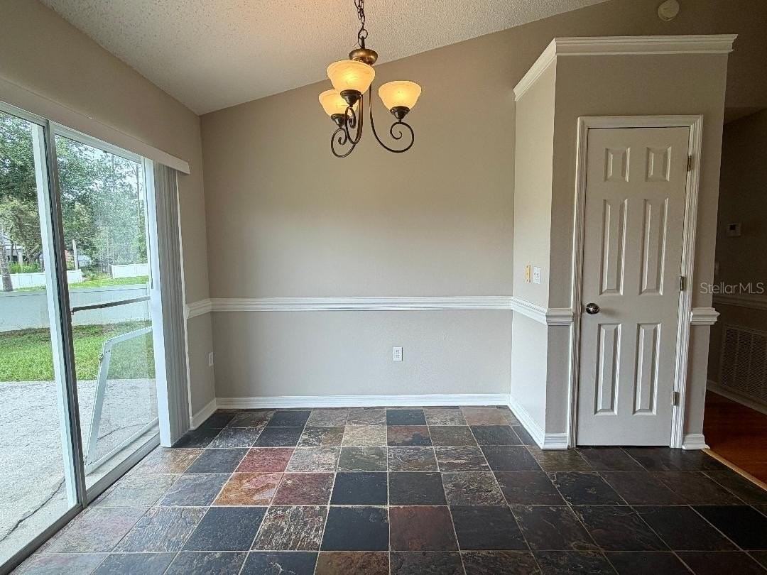 881 Hanford Dr - Photo 4 of 16