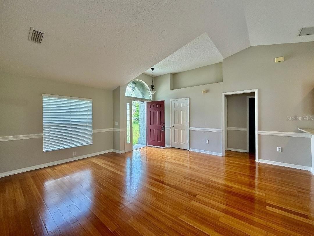 881 Hanford Dr - Photo 6 of 16