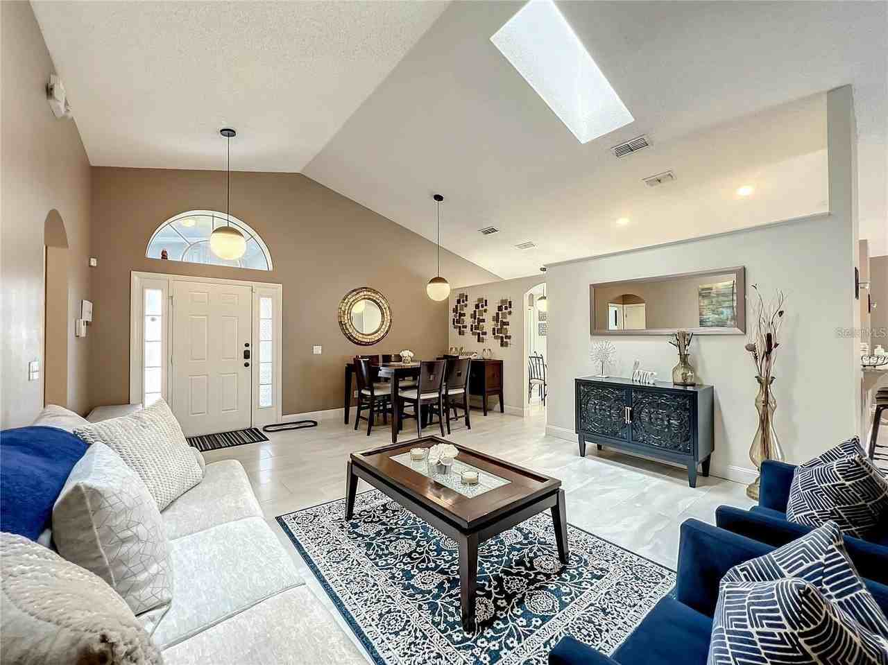 1134 Bloomingdale Dr - Photo 3 of 18