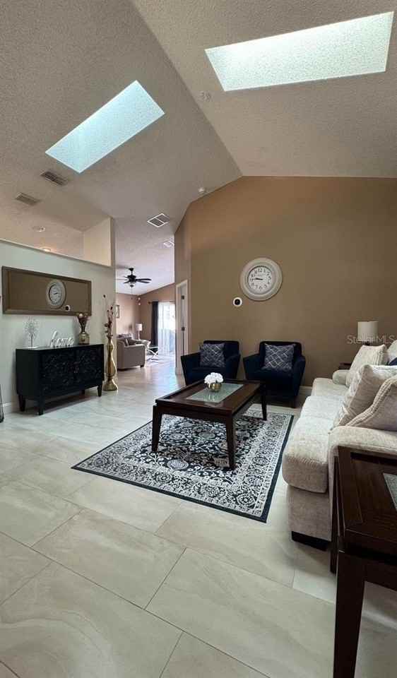 1134 Bloomingdale Dr - Photo 5 of 18