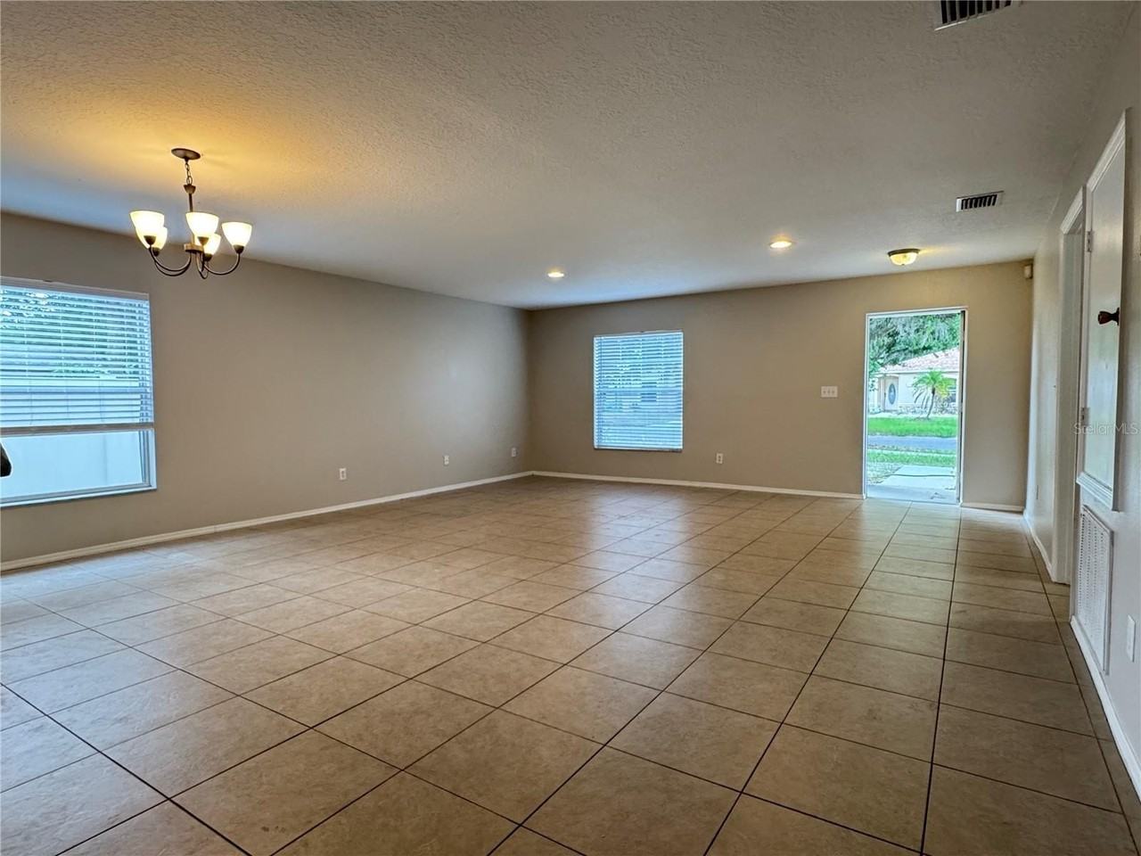 13807 Fareham Rd - Photo 4 of 29