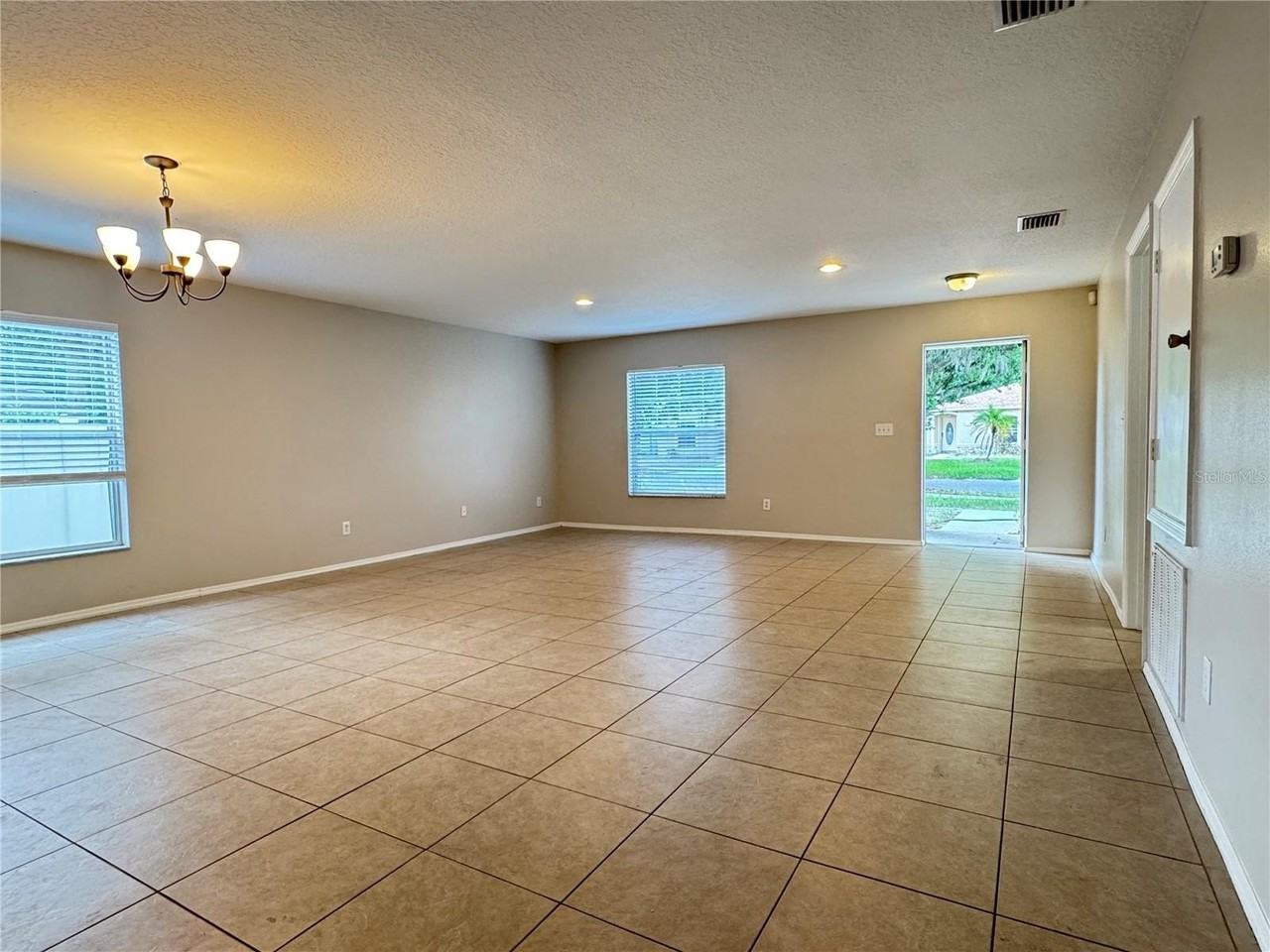 13807 Fareham Rd - Photo 5 of 29