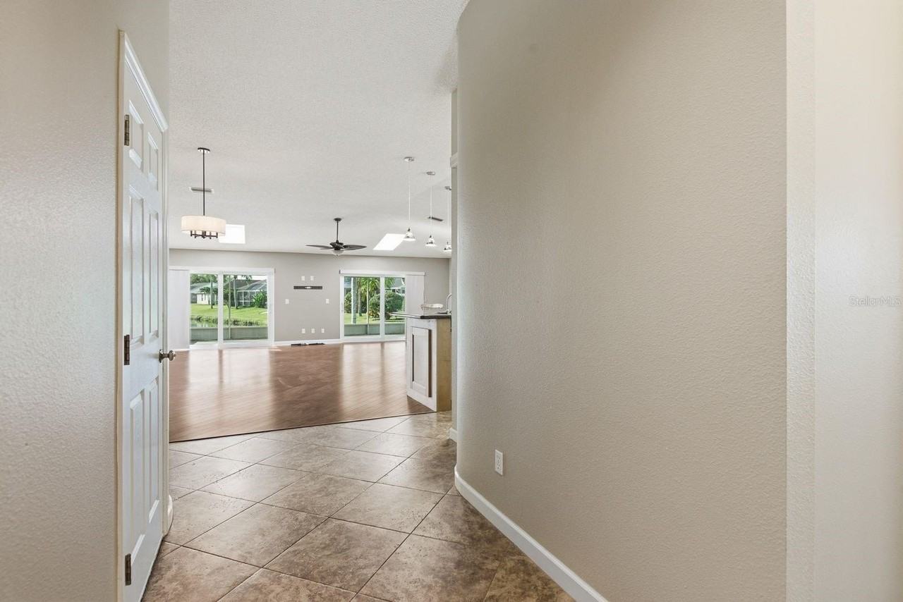 349 Fountainview Cir - Photo 4 of 35