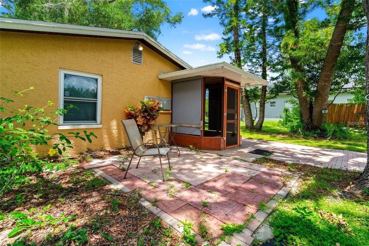 5709 Lake Le Clare Rd - Photo 3 of 17