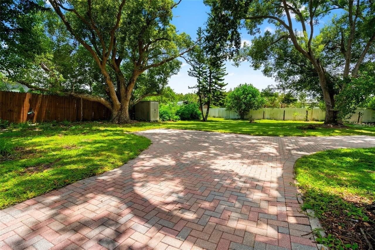 5709 Lake Le Clare Rd - Photo 4 of 17