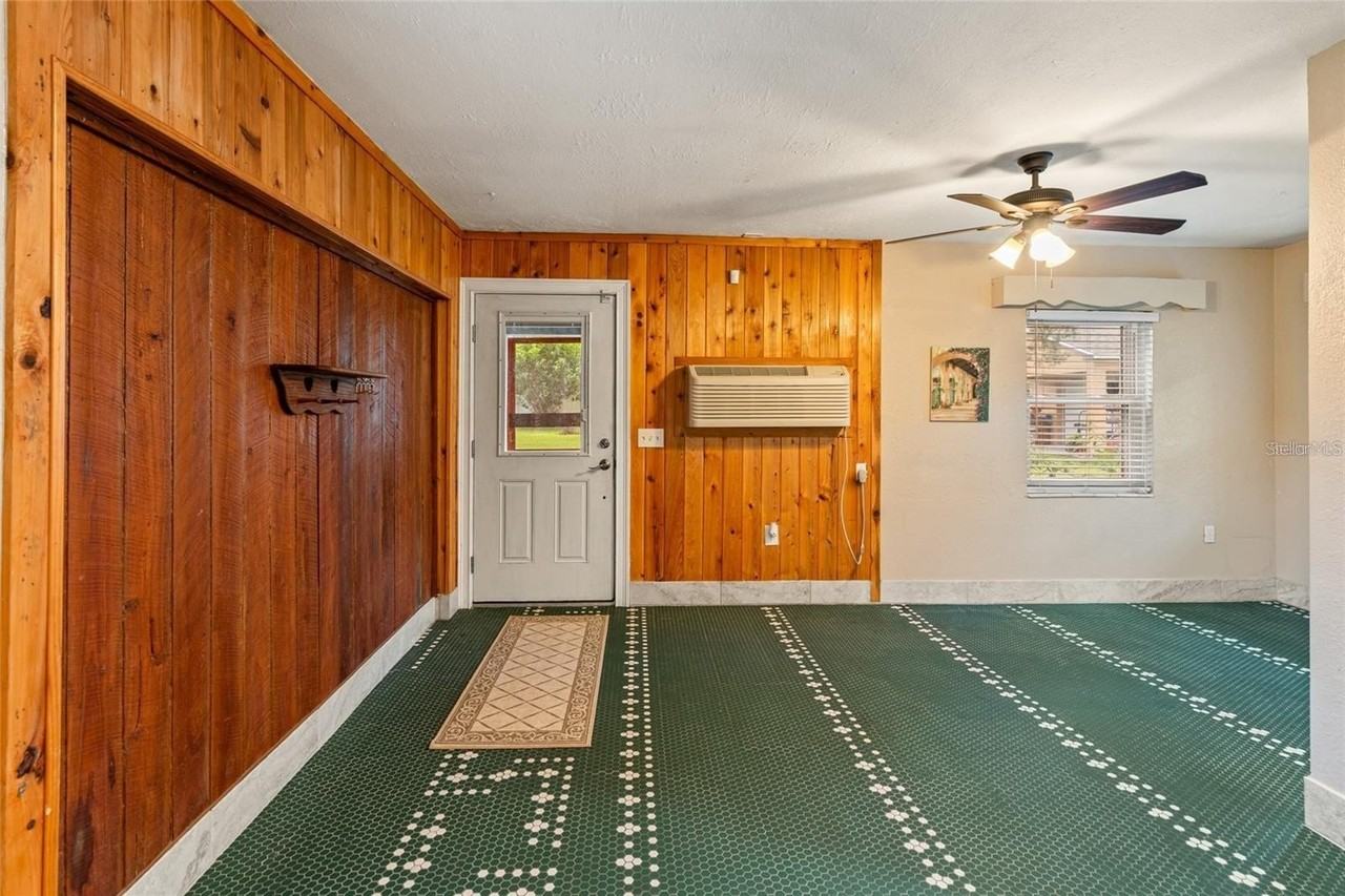 5709 Lake Le Clare Rd - Photo 5 of 17