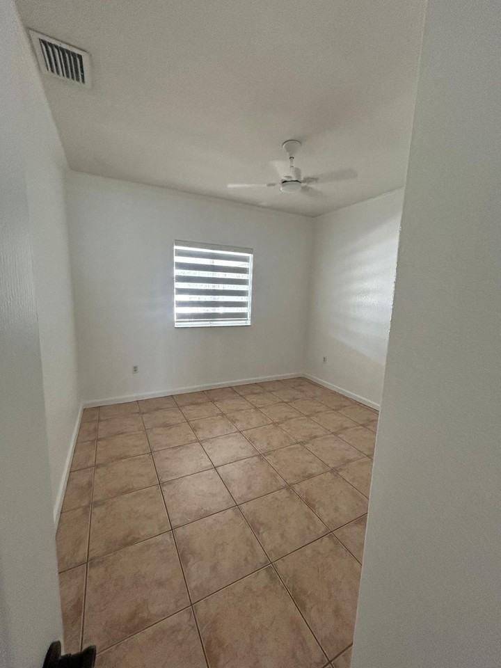 9117 Nw 169th St - Photo 6 of 8