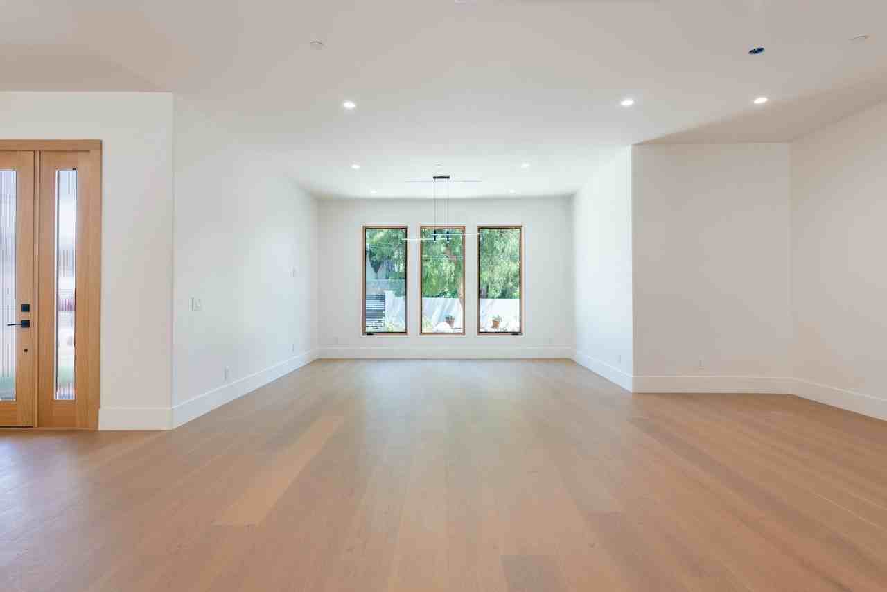 23346 Calvert Street - Photo 6 of 33