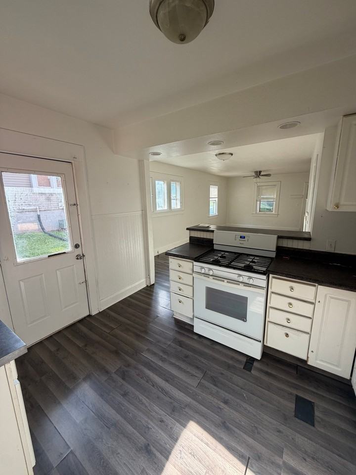 220 Franklin Ave - Photo 3 of 17