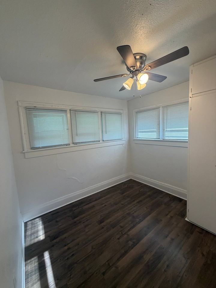 220 Franklin Ave - Photo 4 of 17
