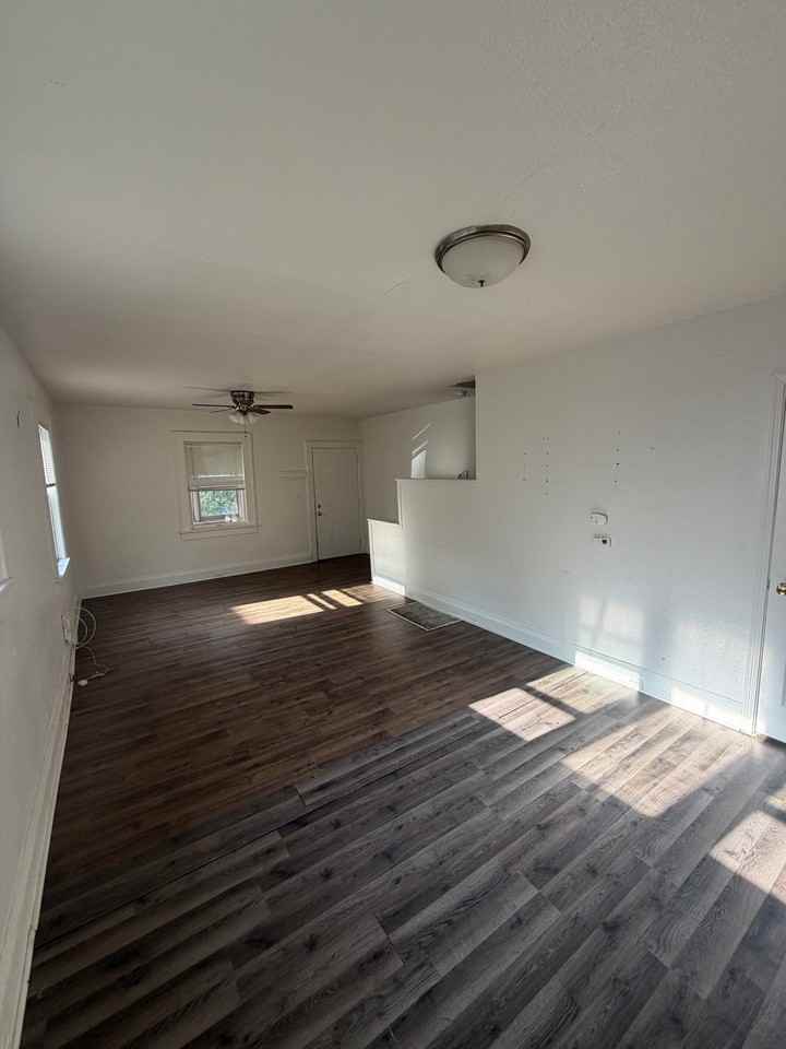 220 Franklin Ave - Photo 5 of 17