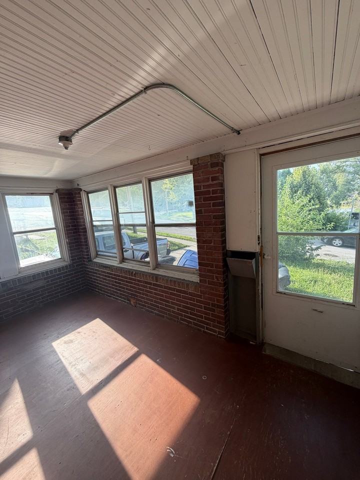 220 Franklin Ave - Photo 6 of 17