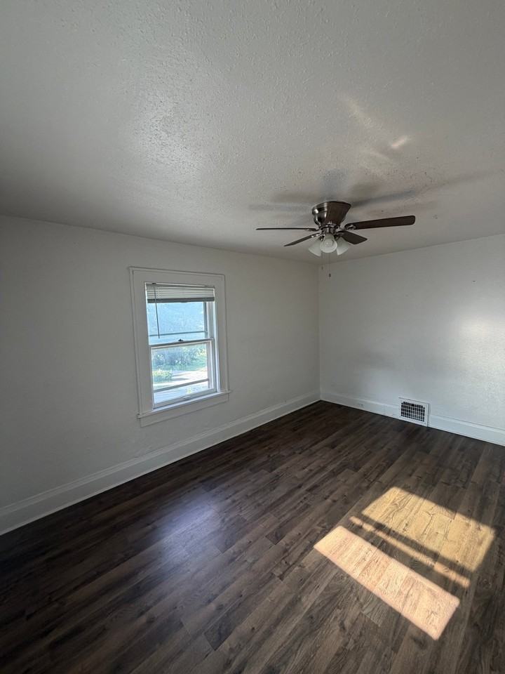 220 Franklin Ave - Photo 7 of 17
