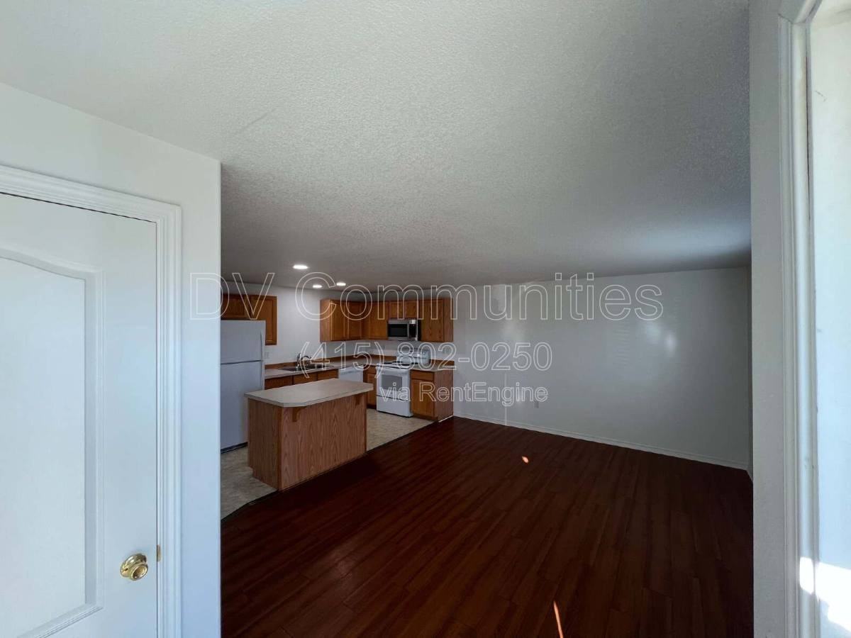 2521 Nw Cedar Ave #1 - Photo 3 of 10
