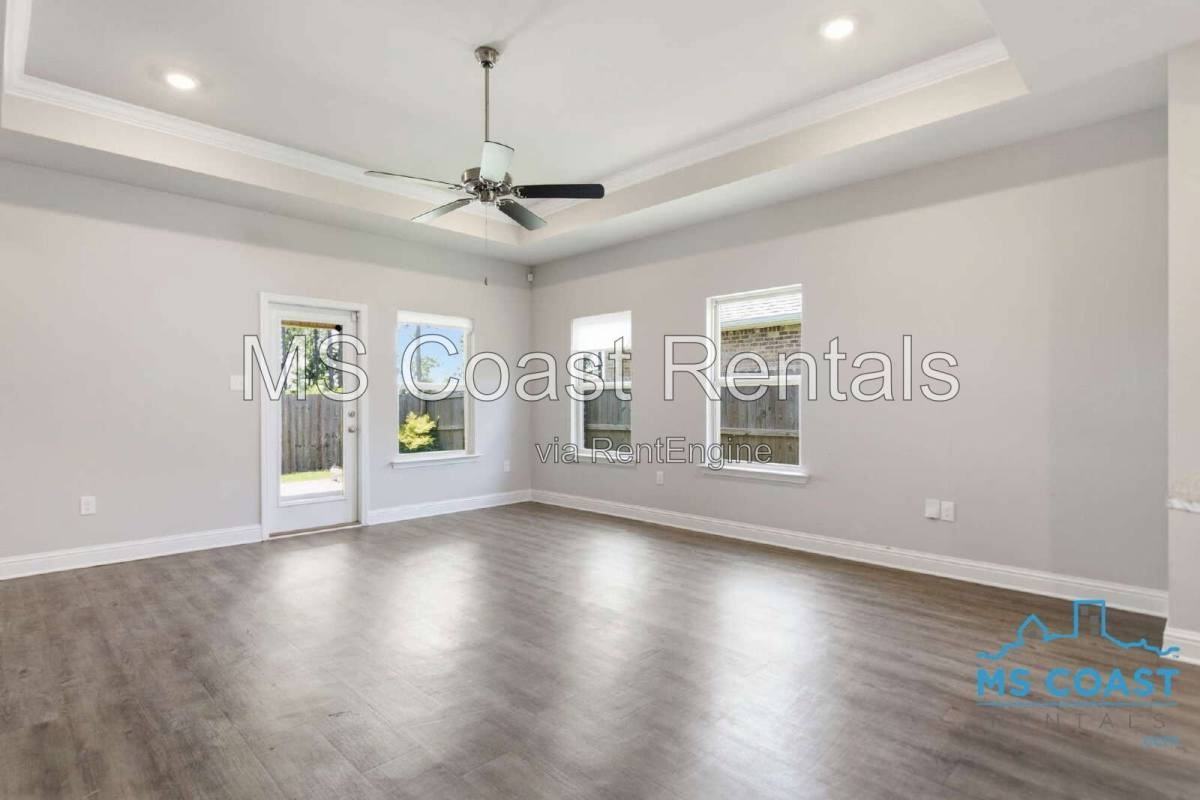 5543 Overland Dr - Photo 3 of 10