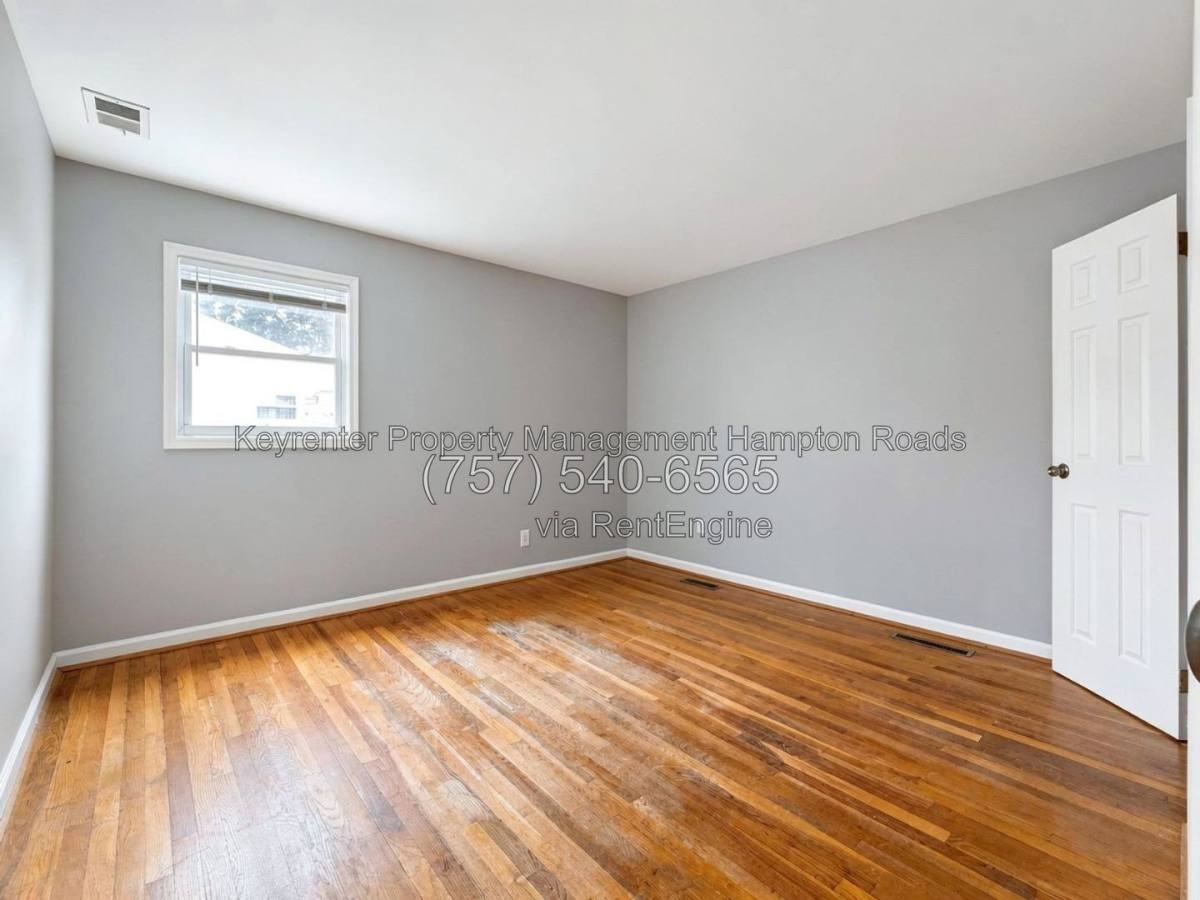 711 Marcus St - Photo 6 of 10