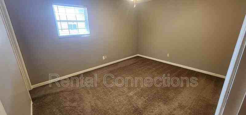 1412 W Walnut St - Photo 5 of 6