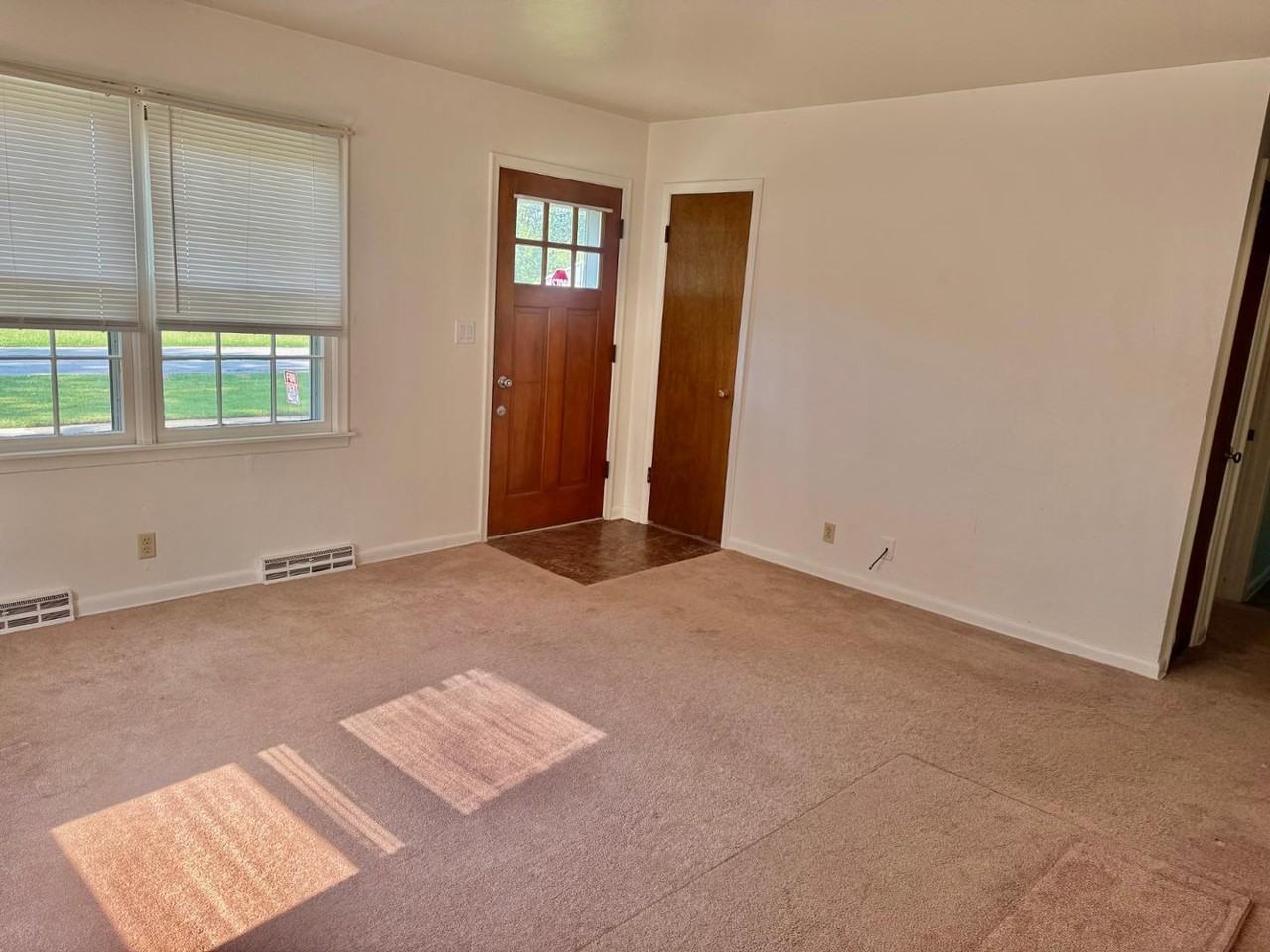 329 E Pearl St - Photo 4 of 9