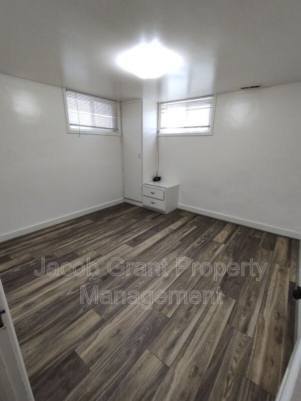 1110 E Lewis St #1-2 - Photo 5 of 8