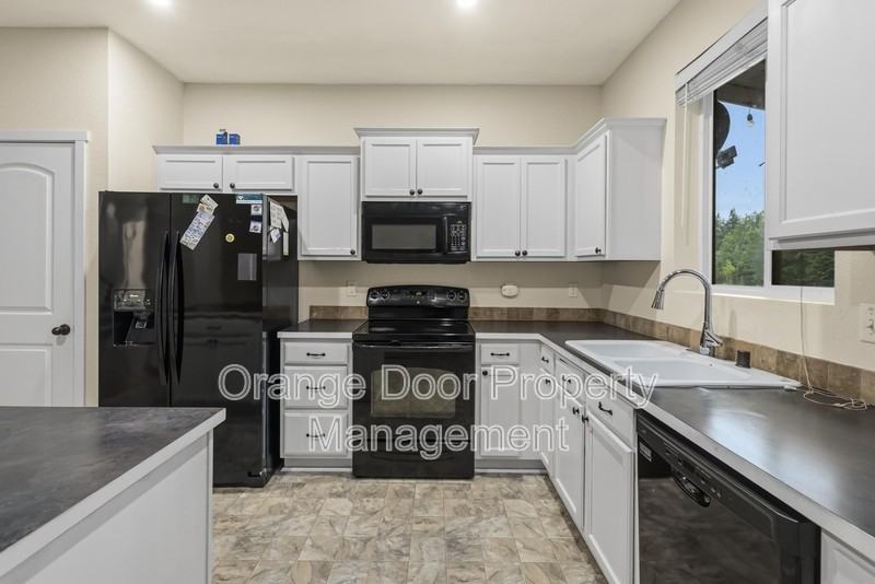 2306 165th St E - Photo 4 of 44