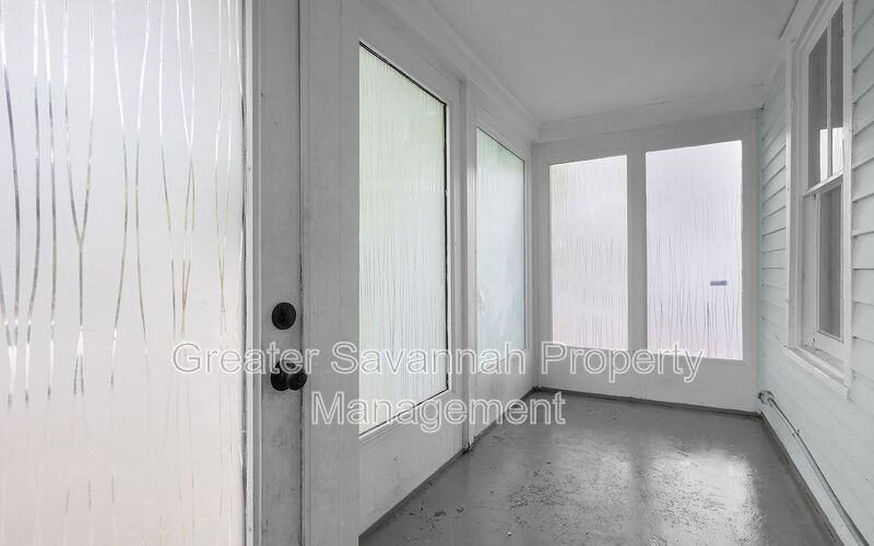 612 W 42nd St - Photo 4 of 31