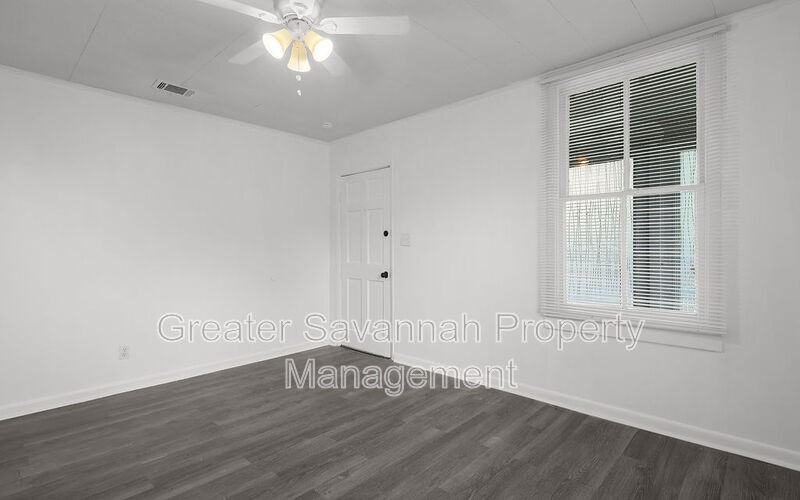 612 W 42nd St - Photo 7 of 31