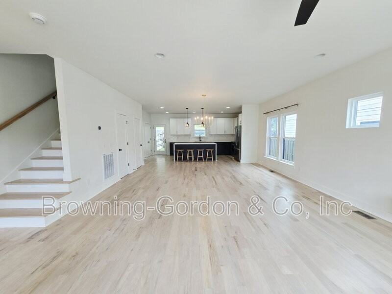 3209 Curtis St - Photo 4 of 17